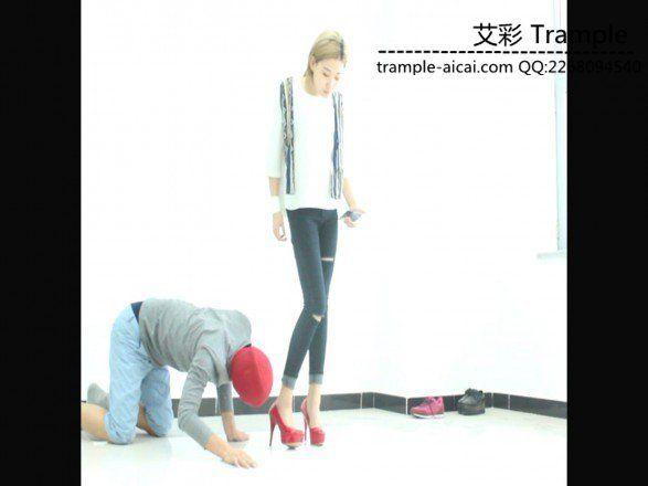 冰冰女主红色高跟鞋遛狗作弄！