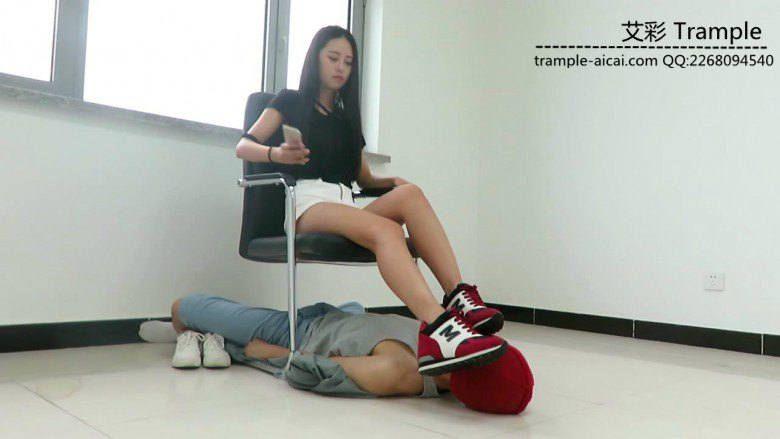 超极品漂亮老师天依女主运动鞋践踏全脸各种调笑！