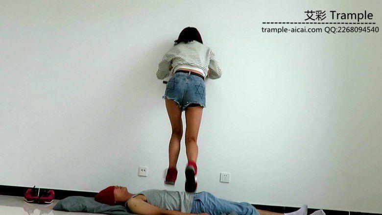 甜美媛媛女主运动鞋蹦踩贱狗踩头下下体羞辱！
