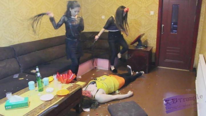 KTV两长发美女S极度羞辱（六）