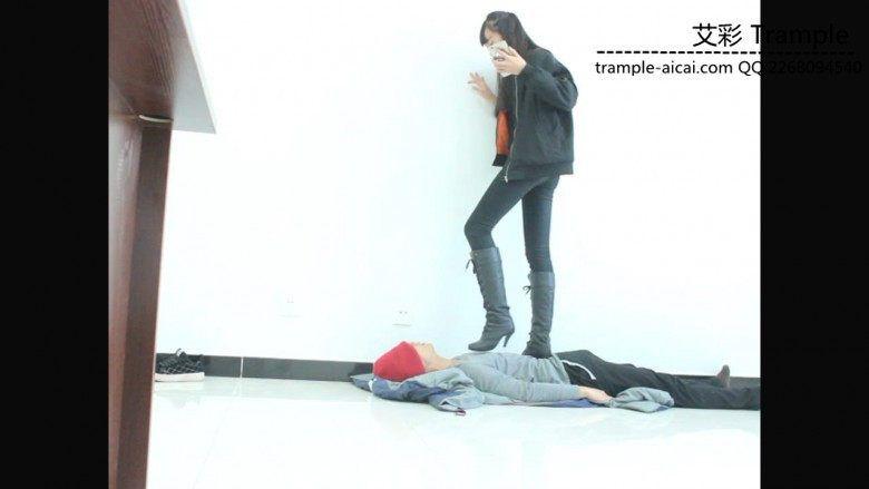 00后天使女主高跟长靴践踏贱狗，玩弄下体，全体重踩踏！