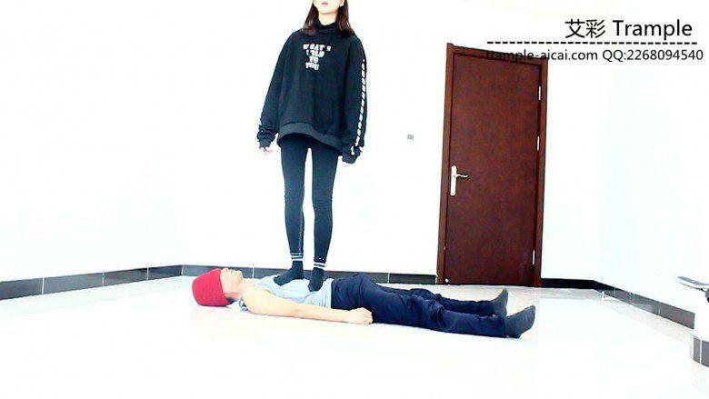 00后天使女主骑乘散步，臭棉袜堵脸踩下体！