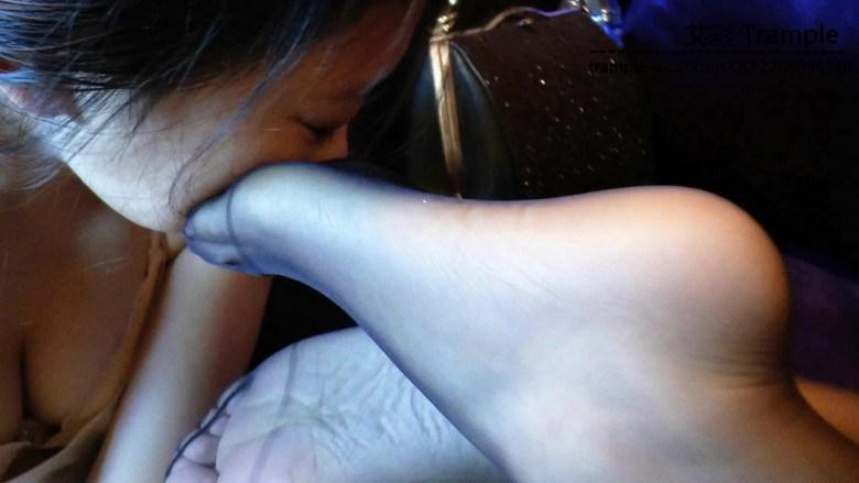 【冰时代】爽爽脚虐女奴强制闻黑丝