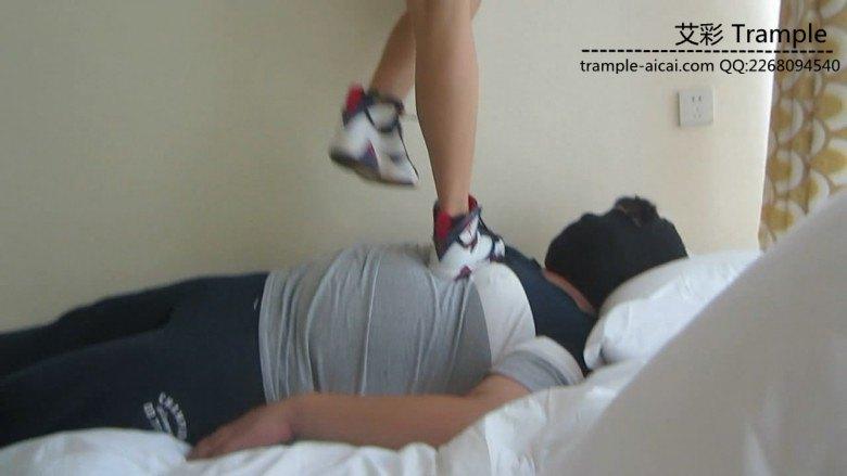 篮球aj7长腿美女脏篮球鞋暴力踩跺 篮球aj7长腿美女脏篮球鞋暴力踩跺