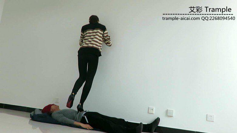 00后天使女主高跟踩踏，高跟虐踩下体！