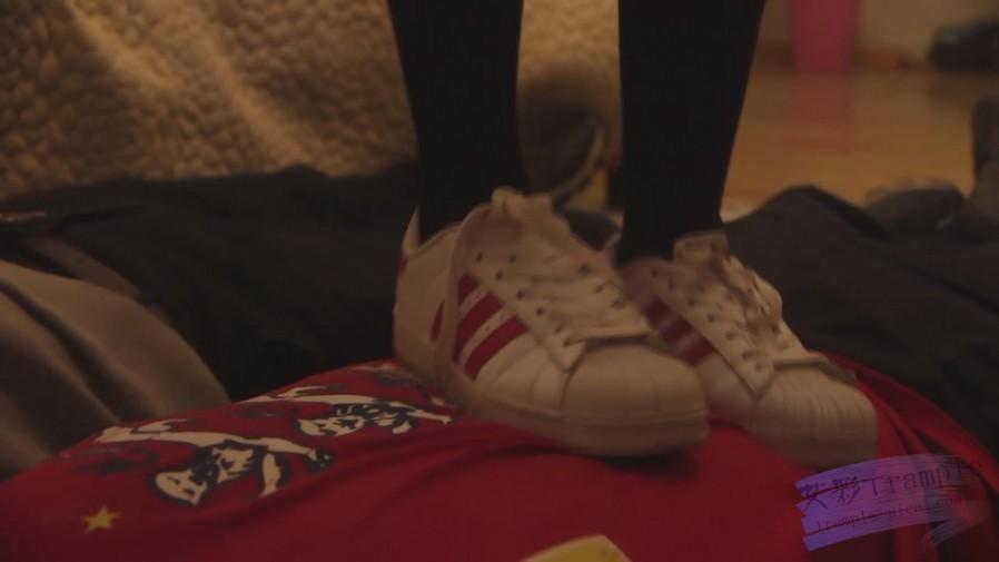 艾丝：哥哥父亲要求艾丝乱伦踩踏