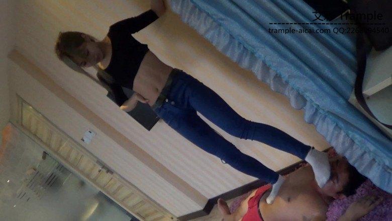 黑冰汗臭运动鞋棉袜崇拜踩踏站脸