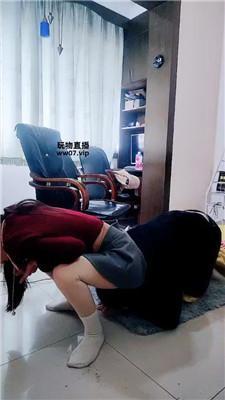 【女王大人】白袜脚踩虐下贱家奴 JS250312-9