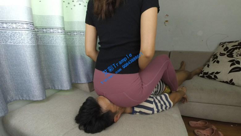 女主日常健身后坐脸休息