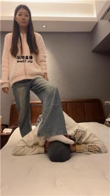 【伊未】牵狗链白袜脚踩虐 bf51345