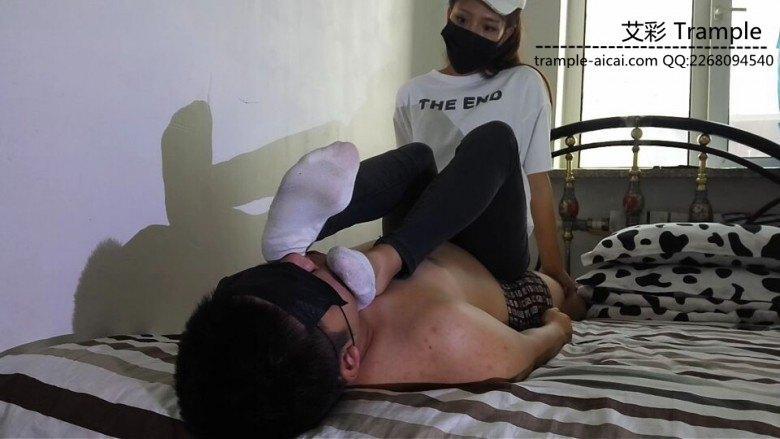 鸽宝原创真实一个月脏袜子调教舔舐塞嘴坐脸