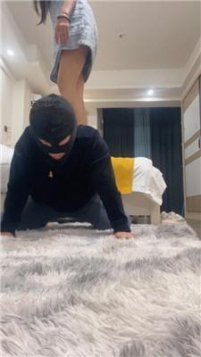 【困困】抖M男友磕头求我虐它 JS250222-37