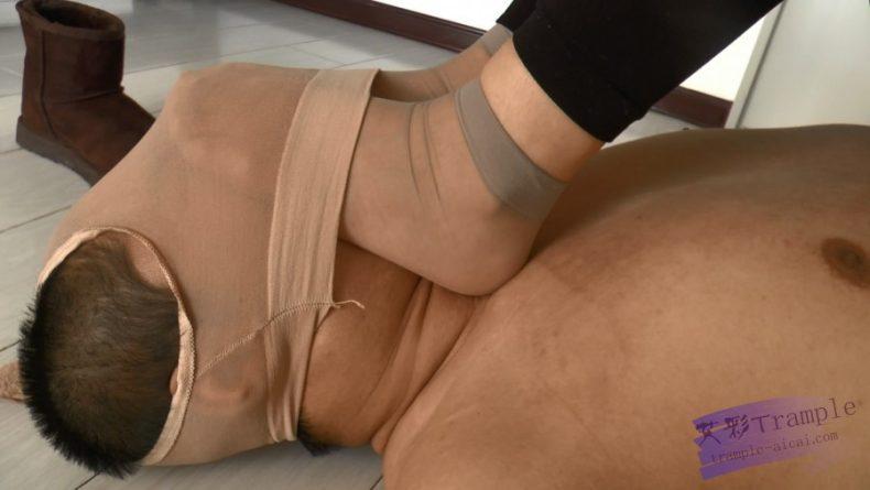 琳女神 典雅女神雪地靴里的丝袜脚虐踩