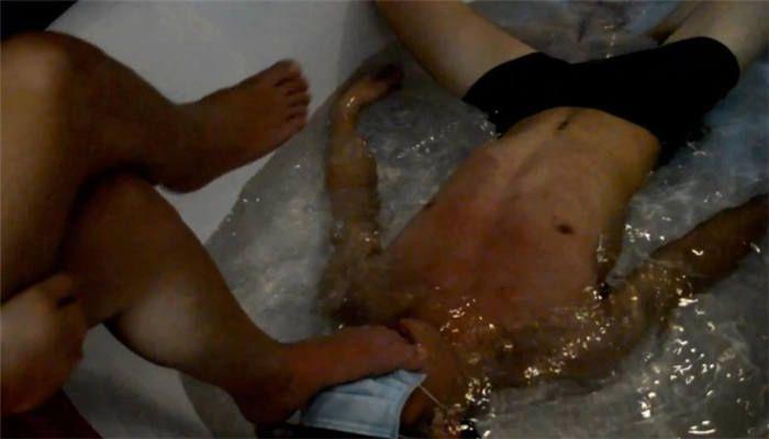 『奴隶岛』—婷婷浴缸洗脚插嘴