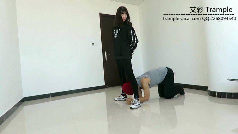 00后天使女主踢裆钻跨暴打羞辱贱狗！