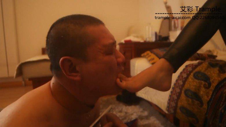 艾丝女王调教脚奴 踩踏 美足喂食深喉 磕头跪拜