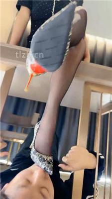 【潘妮女王】喂口水/黑丝高跟美腿踩虐