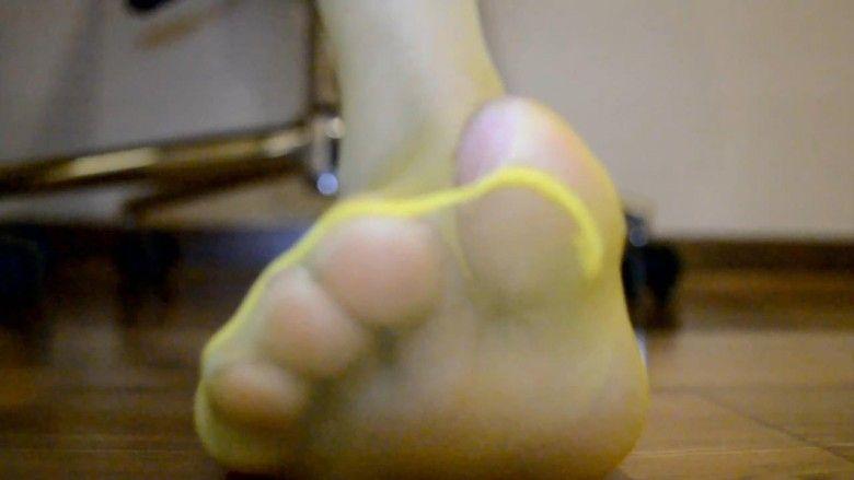 『奴隶岛』—第一视角舔脚发射POV（黄色丝袜、裸足）