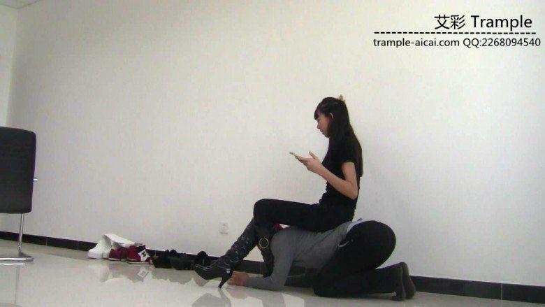 00后天使女主皮靴骑乘贱狗爆踢肋骨全体重踩！
