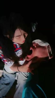 【调教视频】【小欣欣】户外-车外舔脚/掐乳/喂口水