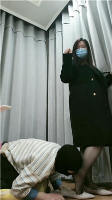 【樊樊大人】舔闻长靴黑丝踩虐地毯奴 JS250106-34