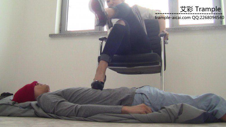 冰冰女主黑高跟羞辱脚踏垫！