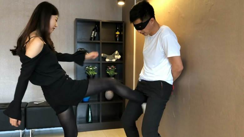 美女职员惩治猥琐领导