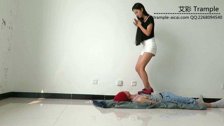 超漂亮天依女主运动鞋下的贱狗！