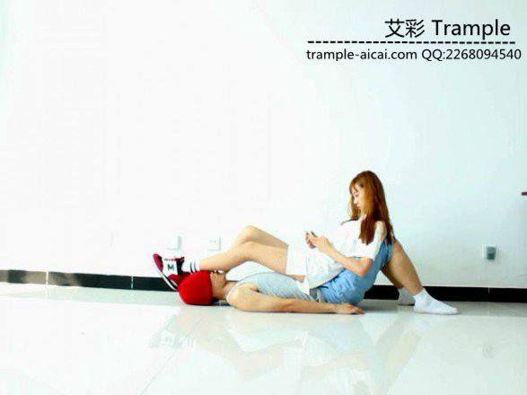 00后天使女主坐肚子，踩下体蹦跳踩全身！
