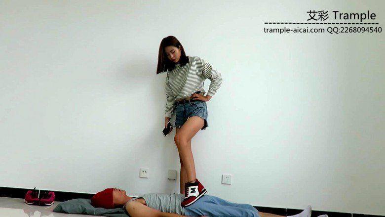 甜美媛媛女主运动鞋蹦踩贱狗踩头下下体羞辱！