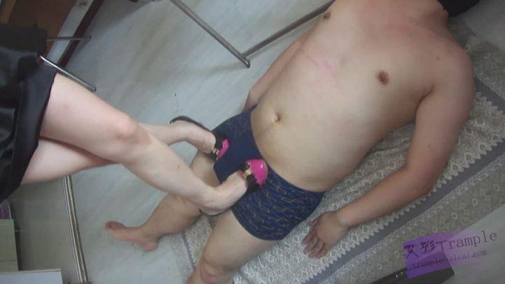 靓丽女S暴力踢打践踏调教废物狗