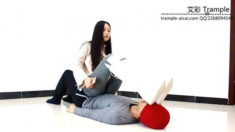 超美天依老师长靴虐贱狗! 超美天依老师长靴虐贱狗!