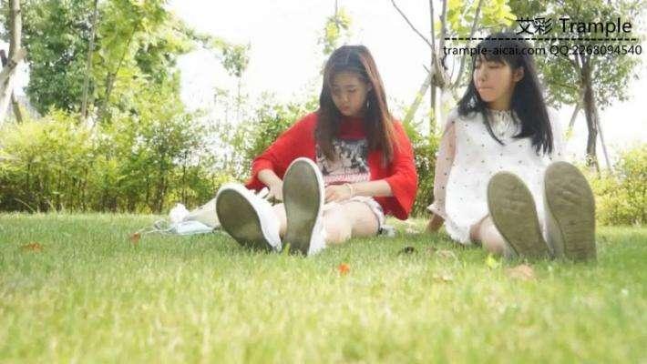 大一两位美女学生的户外美足秀