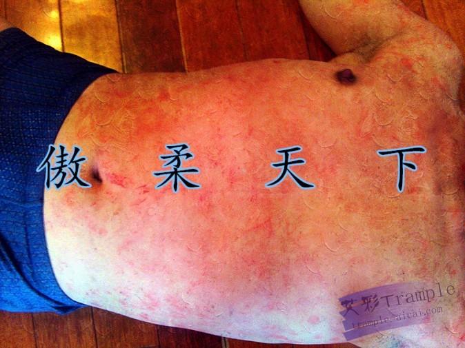 血色高跟凉鞋双S暴力踢踹之骑马