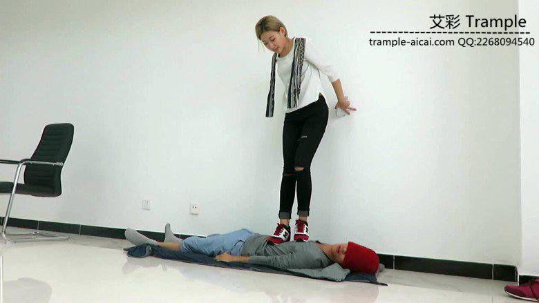 冰冰女主运动鞋蹦跳践踏贱狗身体下体！