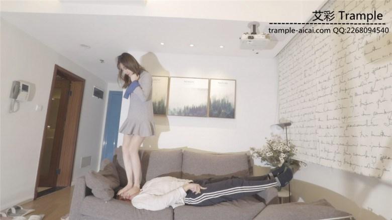 小美女沙发踩头蹬脸