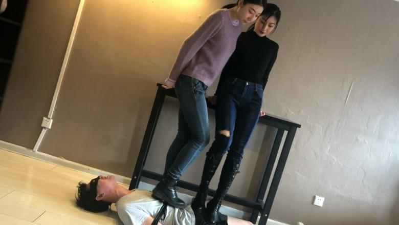 舞蹈系少女虐踩小奶狗