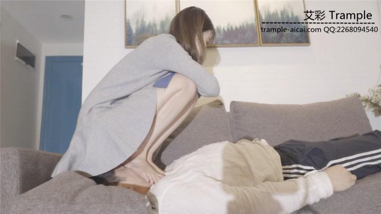 小美女沙发踩头蹬脸