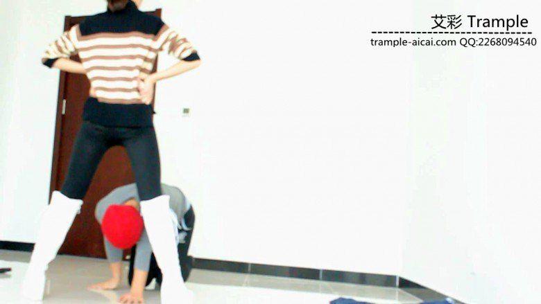 00后女主白长靴骑乘贱狗散步，强迫贱狗钻跨取乐！