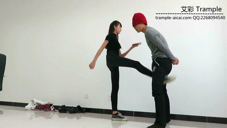 00后天使女主暴打贱狗踢裆膝顶！