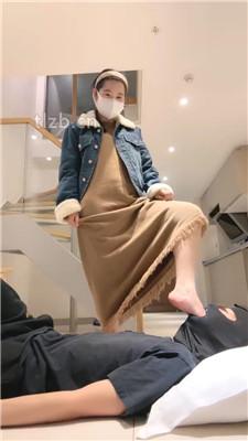 【草莓奶昔】转胯爬行-强制脚丫深喉【双视角完整版】