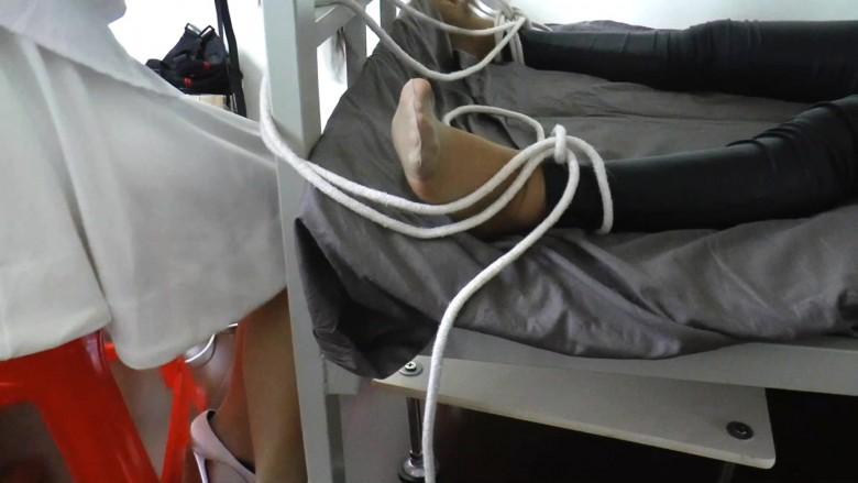 调皮学生挑衅老师 互挠脚心