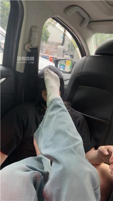 【素人挖掘机】小姐姐脏鞋白袜车内调 JS250525-32