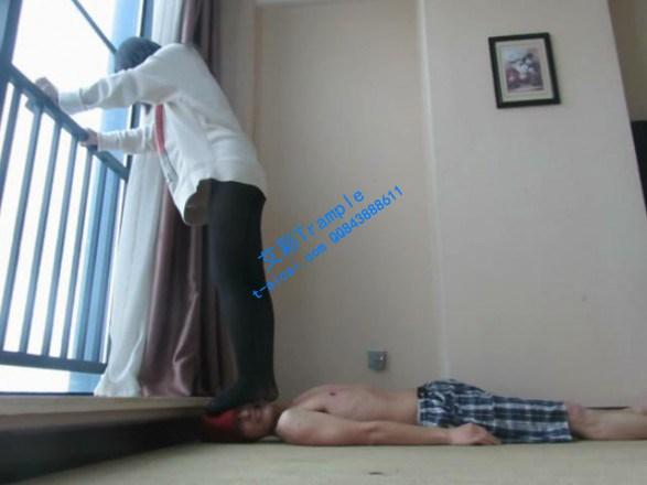 【甜美媛主】黑丝插气管全体重踩头！