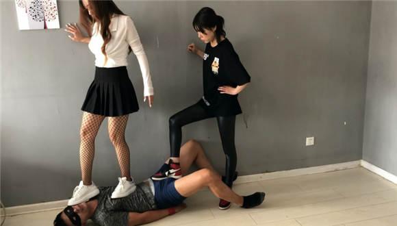 〖碎蛋娇娃〗美女联合闺蜜惩治内衣贼