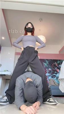 【朱砂痣】骑马/喝圣水/全体重踩踏/强制闻鞋/白袜脚插嘴/恋足舔