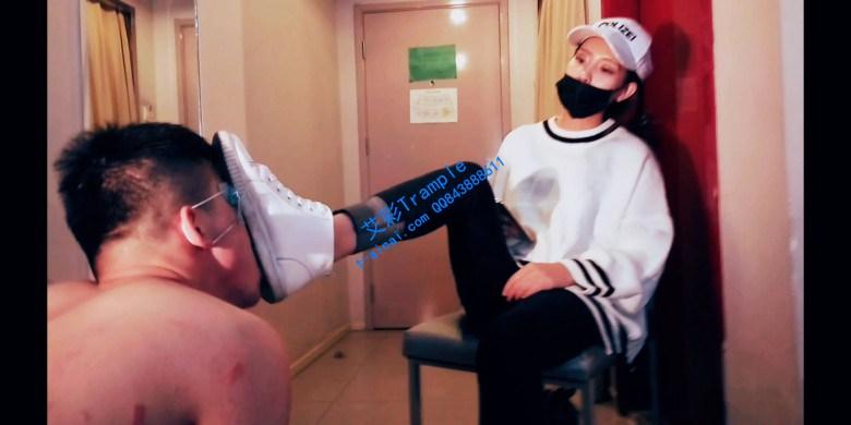 舔泥鞋底 耳光踩踏羞辱高中生(5)