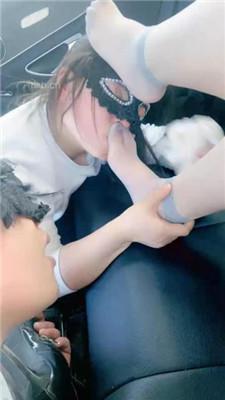 【高傲】情侣奴-车内舔脏鞋臭脚