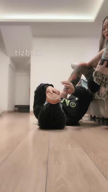 【七七黑心主宗】跪舔运动鞋白船袜/臭脚捂脸蹂躏