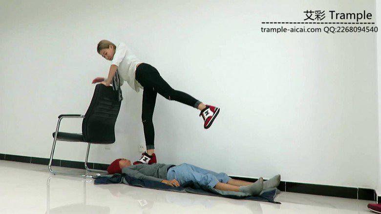 冰冰女主运动鞋蹦跳践踏贱狗身体下体！